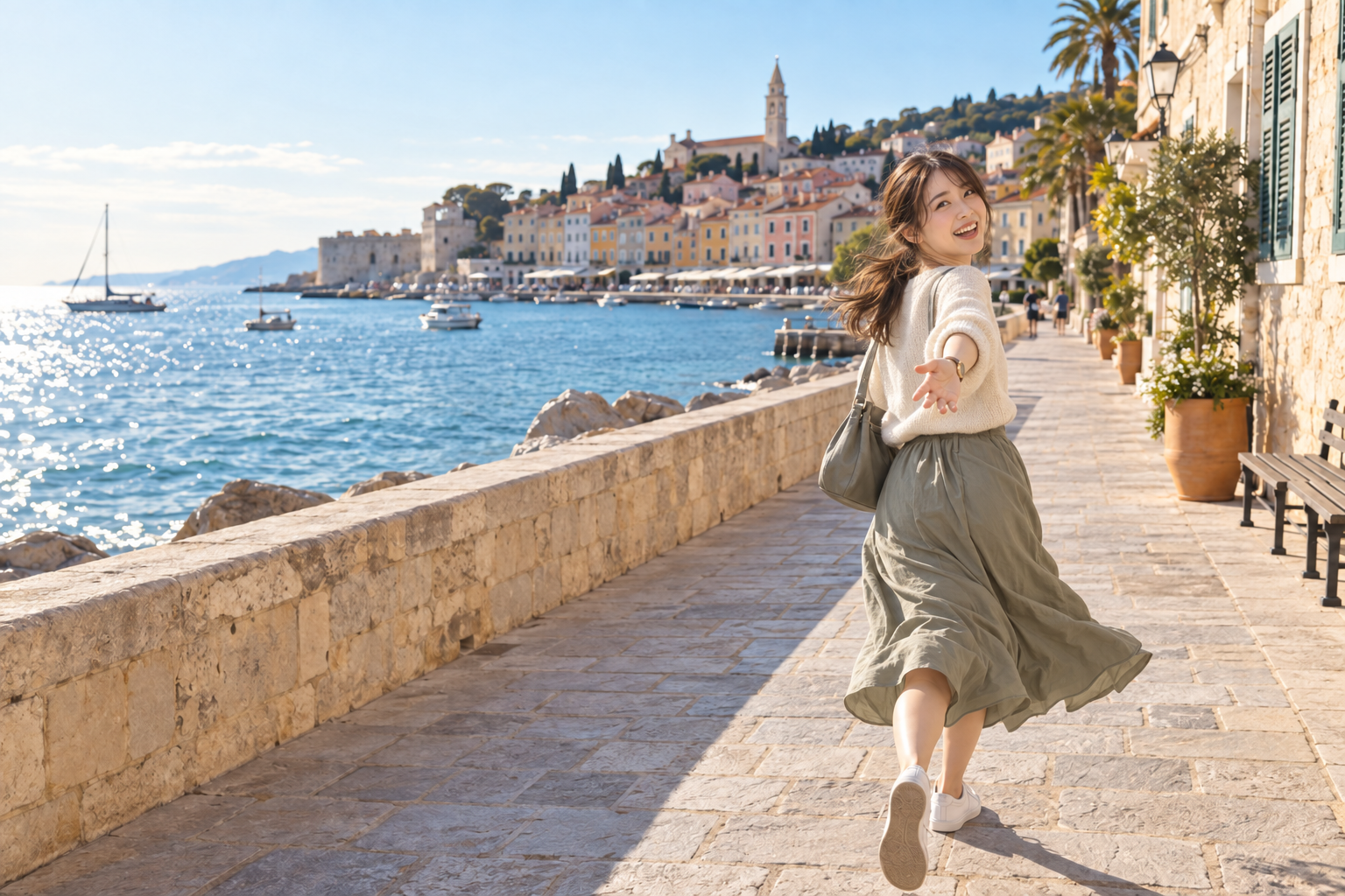 旅先の海辺で駆け出し、笑顔で振り返ってこちらを招く成人女性。髪とスカートが風に揺れる。
